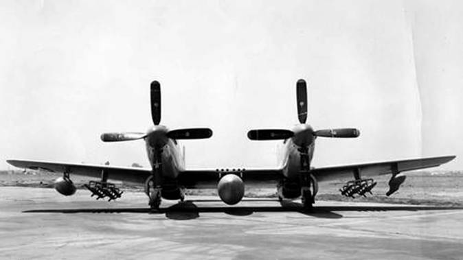 这是 1945 年由美国 North America Aviation 所制造的飞行器。它是二战时美军的长程护航战机。
机身长度：12.93 m
翼展：15.62 m
最高时速：482 km/h
重量：7,271 kg