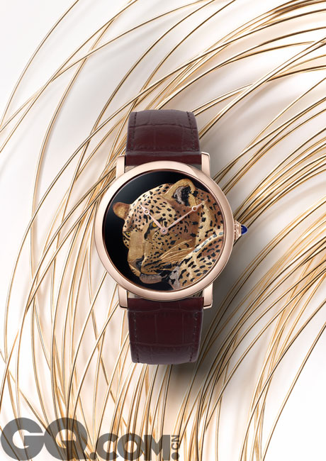 卡地亚于2015年日内瓦高级钟表展推出Ronde Louis Cartier金银丝细工腕表。从宝石镶嵌到金银丝细工、从珠宝到制表、从雕镂到漆绘，万千工序在方寸之间，成就一件稀世杰作，如蕾丝般细腻通透。表盘上的华美猎豹在星空下温柔对视，令人一见倾心。