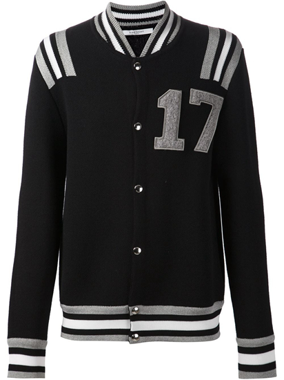 Givenchy，约合人民币5916元，17号贴布棒球衫。
