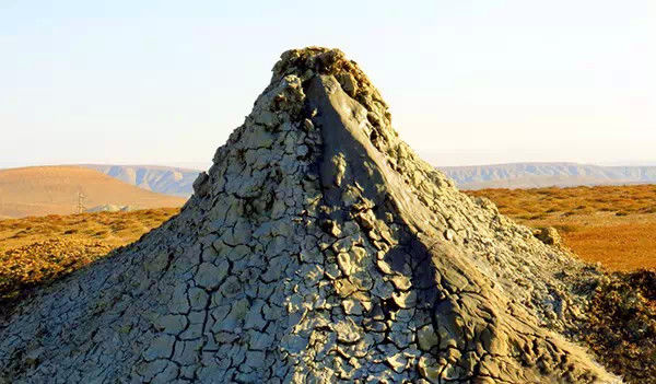 在阿塞拜疆的里海,有三百多座泥火山,都是迷你火山。这种古怪的地质现象通常都是温和地喷出泥浆,但是2001年首都巴库的一次喷发,高度达到了50英尺。