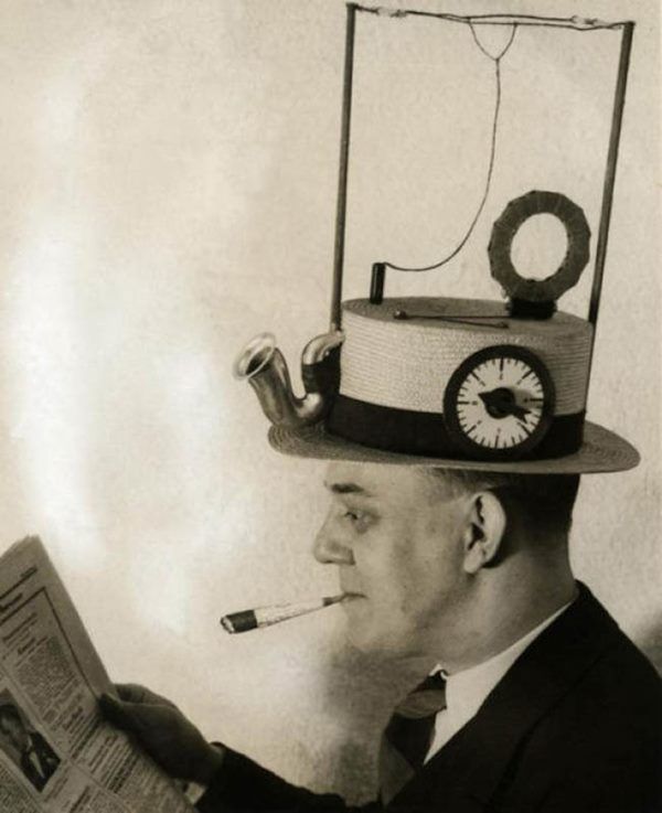 带着帽子就能听收音机。可是，戴帽子的人不能低头，一低头帽子就会掉下来。