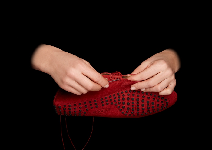 每一双TOD’S豆豆鞋都需要历经超过 100 道工序才能完成，而根据不同的款式，一只单鞋最多就可能要用到 35 块皮革。这些手工处理过程需要制鞋工匠具有高超的技艺。最终成品则象征着“意大利制造”所代表的杰出品质与时尚风格。
