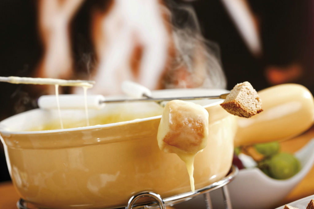 Cheese Fondue是瑞士最著名的大众美食，也就是奶酪火锅。新鲜的起司加白酒融化，再以面包沾食，口味香浓。