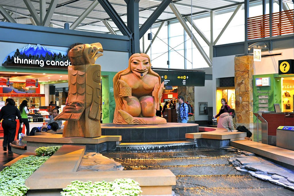全世界最好的十大机场：加拿大温哥华国际机场2010年5月拍摄于加拿大温哥华机场候机楼。 温哥华国际机场是位于加拿大不列颠哥伦比亚省列治文市海岛的一个民用国际机场，是加拿大第二繁忙的国际机场。
