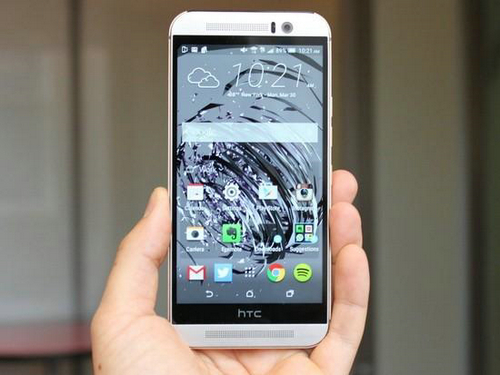 NO.6 HTC One M9
一言评：尽管HTC One M9看上去更像是小升级机款，但硬件方面的改善却仍让人们眼前一亮，工业设计上仍然保持了HTC绝佳的视觉美感，回归的BSI摄像头也将让HTC One M9不再被人诟病。
参考售价：5000元
