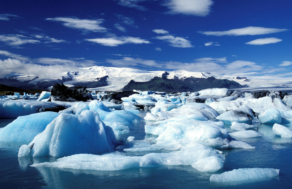冰岛蓝湖蓝湖的形成十分特别，海水经过地下高热火山融岩层而吸收热量来发电，水中含有许多化学与矿物结晶，这些结晶已被冰岛医学家用证明能舒解精神压力和具有某种疗效，因此从蓝湖中提炼出来的各种产品也受到欢迎。  蓝湖似乎已成为冰岛最典型的宣照片，许多人都会泡在浅蓝色温泉中。离开机场之后，地理景观开始明显变化，靠海岸公路旁偶有小渔村；进入内陆后，公路两旁更为荒凉，一望无际的火山融岩上长满苔藓植物，像是大地铺上一层软软的地毯。