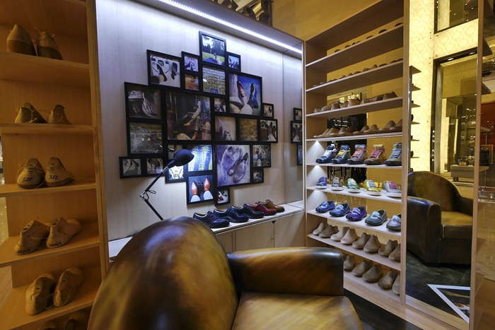 Berluti 的历史回溯至1895 年的巴黎，经由四代家族成员经营，以精湛的制楦技艺、对高级鞋艺地深厚理解、对皮革和Patina古法染色工艺的热情，拓展品牌的经典美学。

2005 年品牌推出高级皮具精品，并在2011 年委任Alessandro Sartori 为艺术总监并推出完整的成衣系列。

 

时至今日， Berluti 的高级定制、成品鞋履和成衣系列，以创新和经典的完美融合奠定当代的男装美学。对细节的专注、对剪裁和缝制技艺的敬意奠定了Berluti 的品牌文化。

 

自2013 年起，Berluti 积极拓展其品牌分布，继在巴黎、伦敦、上海和东京开设旗舰店之后，品牌还于近日开设了纽约新店。

法国老牌高级定制品牌Arnys 裁缝店的资深裁缝大师为品牌推出“Grande Mesure” 全套量身定制服务，为尊贵的顾客提供从头到脚的定制服务。