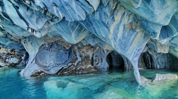 在卡雷拉将军湖(General Carrera Lake)的绿松石水域中有50亿吨的大理石，大自然将它精致地雕刻成了一个天然洞穴。实物绝对美过照片，但是到达目的地并不容易：在各种航班飞达科伊艾克(Coyhaique)之后，还需要开车行驶200英里，再转乘船才能将游客送到洞穴入口