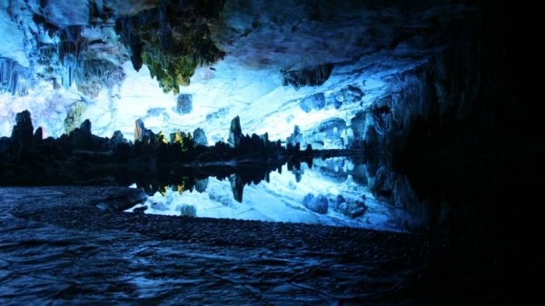 芦笛岩因为岩石外形和芦苇相像而得名，是广西省的主要旅游景点之一。洞穴内部点了许多彩灯，置身其中仿佛会让你产生幻觉。