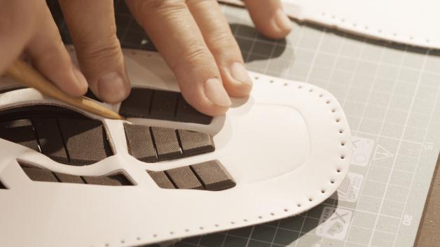 3.缝合：工匠会通过皮革基底的孔洞，用手工把Driver驾车鞋款的鞋底缝在皮革基底上。橡胶鞋底和皮革鞋面相结合，给人一种鞋底衬垫的感觉。