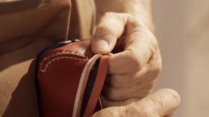 熟练的工匠将鞋跟基底和皮革鞋面手工缝合在一起。使用上蜡的尼龙线和针，经过均匀和细密的手工缝合，确保鞋样被稳固地缝合了起来。鞋跟基底缝合好之后，工匠将继续将鞋子的前端，包括Parigi Gancino黄铜装饰进行手工缝合。手工缝合步骤非常关键，负责这一环节的工匠要有娴熟的技术。