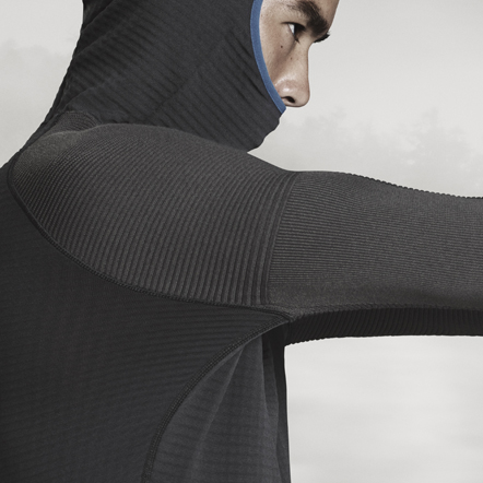 NikeLab Gyakusou Knit Sleeve Pullover Hoody 连帽衫采用 Nike Dri-FIT Knit技术，设计师通过该技术在跑步者最需要的地方增加了延展性、保暖性以及冷却性。兜帽设计可为面部提供更多防护