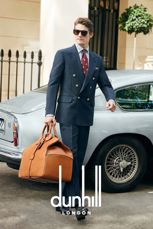 Dunhill推出的2016春夏广告大片，选择了伦敦的贝尔格莱维亚区伊顿广场拍摄。它保持了简约的风格，专注于经典的深蓝色或细条纹的必备款的西装，以及皮质手提包，适合商务旅行。