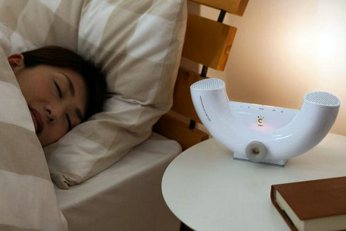 NO.3 Cheero Sleeplon助眠器
助眠灯、助眠音箱等都是为追求生活品质的消费者设计的十分贴心的数码产品。Cheero Sleeplon助眠器形状类似台灯，具有扬声器可播放助眠音乐，内置陶瓷熏香机和LED灯泡，同时在视觉和嗅觉上为用户营造一个有助睡眠的温馨环境。
