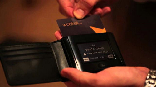NO.6 NXT-ID Wocket智能钱包
钱包和卡包如果能合二为一，并且保持小体积便携性，那么一大堆的卡片就能够全部带上又不占空间，NXT-ID Wocket智能钱包就是这么想的和做的。NXT-ID Wocket智能钱包将各类卡片扫描后，可在内置电子墨水触控屏中显示，让你一屏代替多张卡，十分方便。
