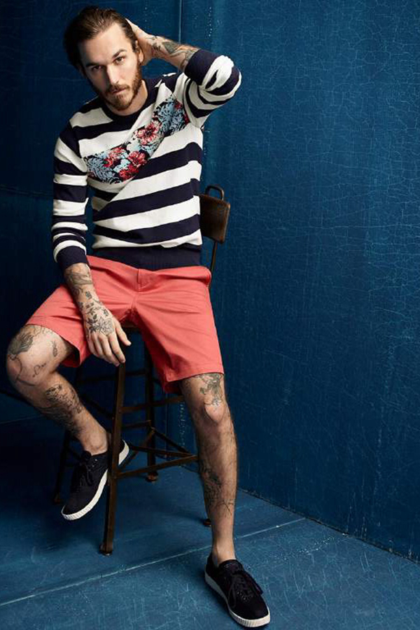 Simons本季推出了LE 31系列的男装型录，主打航海风格。航海风格自然少不了条纹元素，休闲有范儿的款式，蓝色条纹上衣搭配着灰色、红色或白色的外套和裤子，突出着夏日的欢乐。