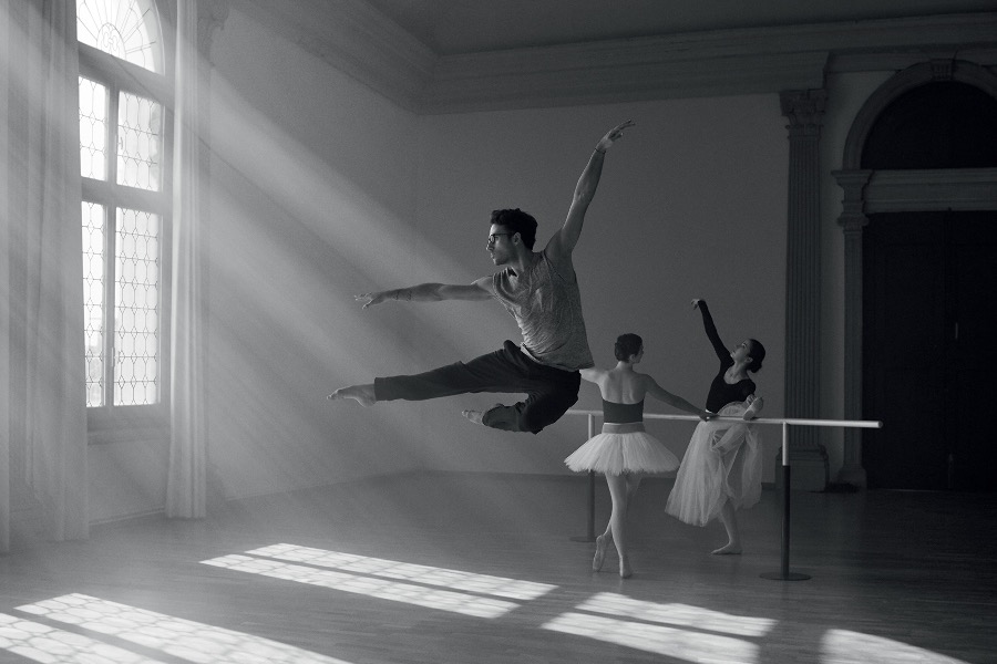Giorgio Armani本季推出了Frames of Life系列广告大片，旨在打造“不一样的眼睛，不一样的生活”这一主题。大片中有三个拥有不同生活的男士，一个冲浪者、一个电影导演、一个芭蕾舞者，一副眼镜带给他们的是不同的意义。