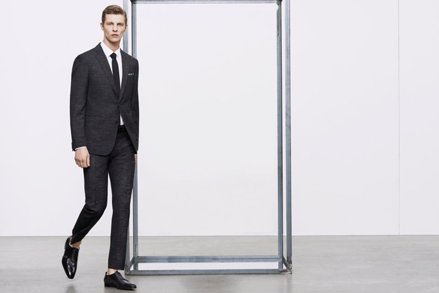 BOSS by Hugo Boss本季推出了最新款的男士西装，除了黑色与灰色的经典款式外，还有浅粉色的西装，年轻而独特。修身的剪裁，精致的面料，一丝不苟的时尚态度让BOSS by Hugo Boss具有独一无二的品位。