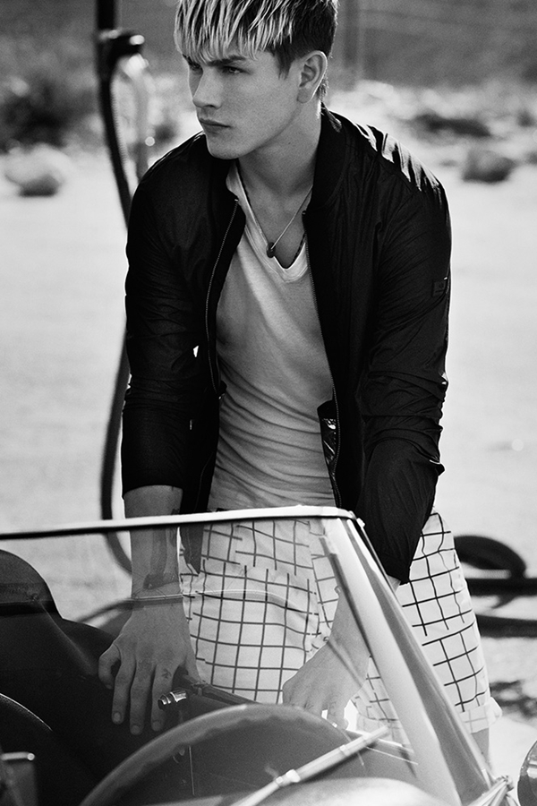 Armani Exchange本季推出的系列男装，专为年轻人设计。简约的T恤，搭配黑色夹克衫与格子短裤，一副休闲自得的态度，简单却不失时尚，显示着年轻男孩的随意纯粹的个性。