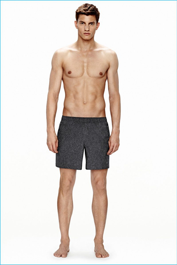 Calvin Klein在盛夏即将来临之际，推出了2016新款男士泳装系列。无论在泳池还是沙滩，都是夺人眼球的时尚型男。除了基础款的灰白黑色，也有明亮活力的黄色、蓝色与印花短裤，带来一个多彩的夏日。