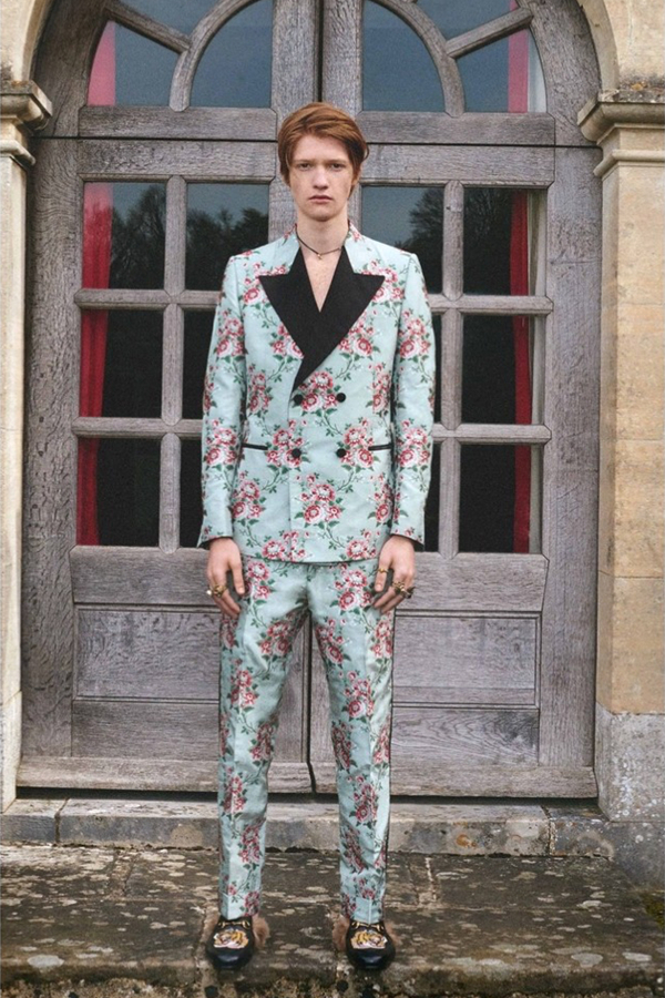 Gucci 2017男装型录的第二个系列为西装系列。Gucci的创意总监Alessandro Michele说，这一切源于他对于英国非比寻常的热情，他尝试将他脑海中的想象描绘出来，这与英国人的审美非常相似。他将画片的拍摄地选择在英国格罗斯特郡艺术气息极其浓郁的Hilles House，与本系列的男装的风格完美的契合。