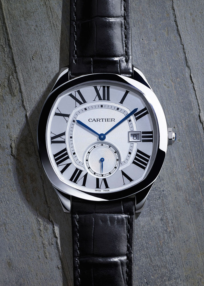 Drive de Cartier系列腕表拥有丰富的款式，表壳以玫瑰K金或精钢打造，配备白色和灰色表盘，搭配卡地亚经典的罗马数字时标及剑形指针。