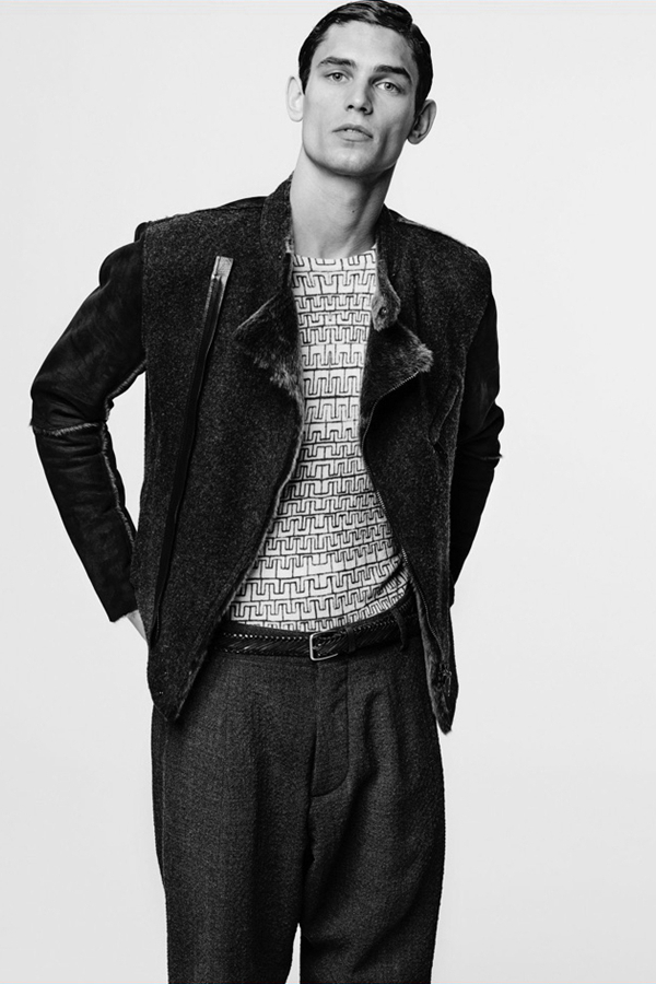 Giorgio Armani推出的2016秋冬男装型录，让人完全沉浸在意大利最新时尚中。以纯熟丰富的经验，使用多种多样的纹理材质，轻松灵巧的剪裁，变化出多种多样的、风格各异的设计。本季大多数打造一种懒散的花花公子形象，宽大的针织衫与夹克，搭配阔腿裤，各种色彩搭配谱出秋天的韵味。
