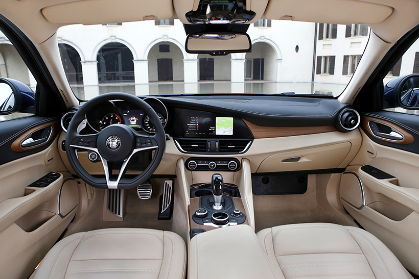 qv高性能车型则以黑色为底色,搭配银色金属饰条及红色风险,桶形座椅