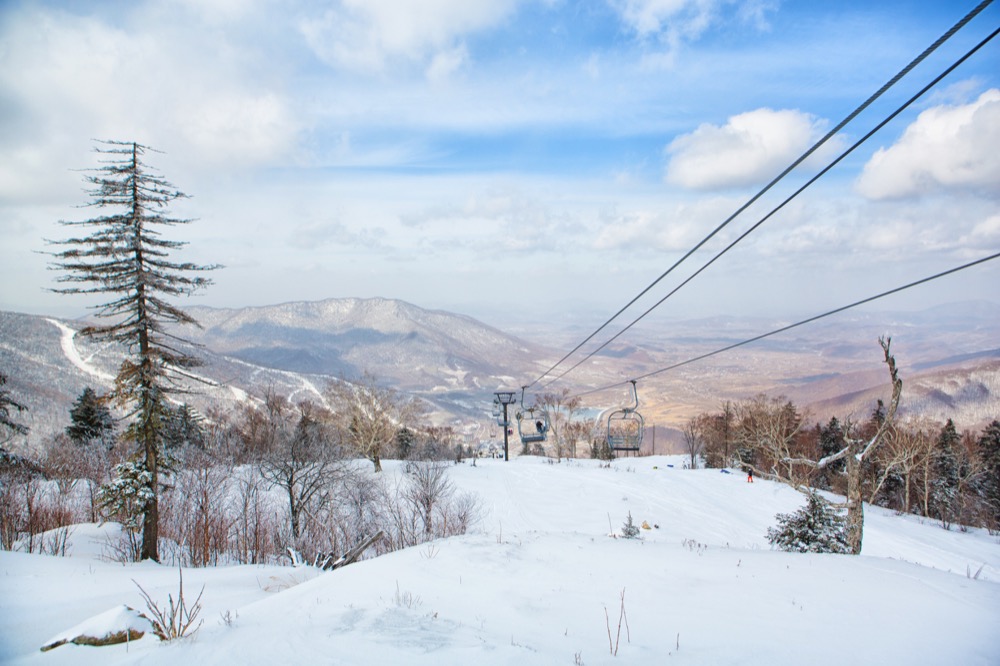 作为全球领先的山林冰雪假期专家，Club Med(地中海俱乐部)为不同基础的滑雪爱好者量身打造了舒适精致的滑雪体验。与世界顶尖的滑雪机构——法国国立滑雪学校ESF (Ecole Ski du France)长期独家的合作伙伴关系，让Club Med(地中海俱乐部)能够为不同基础的客人带来国际标准的滑雪课程。