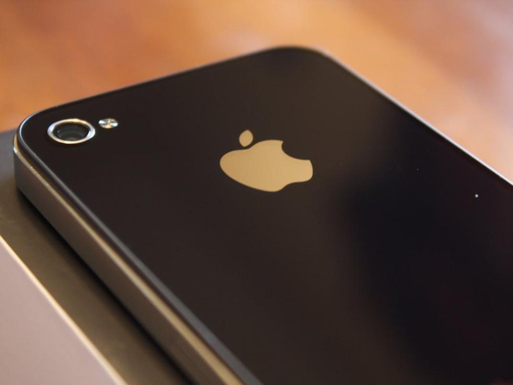 最近有人称苹果公司2017年推出的手机将采取玻璃机身，而且是前后都是玻璃的设计，最后出来的效果可能与iPhone 4/4s有相似之处。