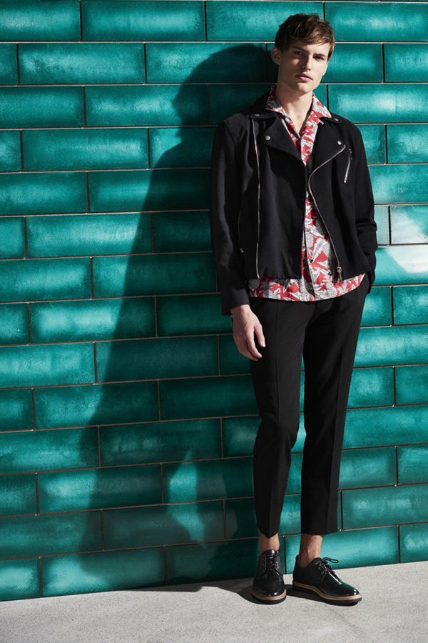 River Island推出2017春夏男装型录，整体色调选择了简约中性的色彩，淡雅而柔和，是日常出行的基础款。既有轻松的剪裁，也融合了随性的印花元素，和谐而轻松，又别具一格的日常风格，能够低调地成为街头焦点。