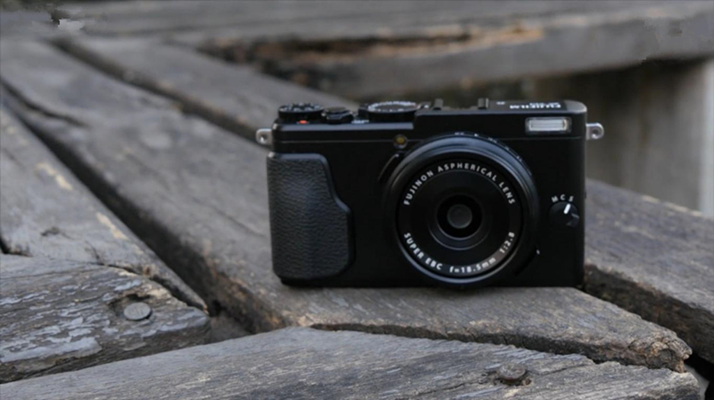 NO.7最佳发烧级固定镜头相机：富士X70
富士X70外观复古机身轻盈，很有质感。X70搭载1630万有效像素的APS-C的