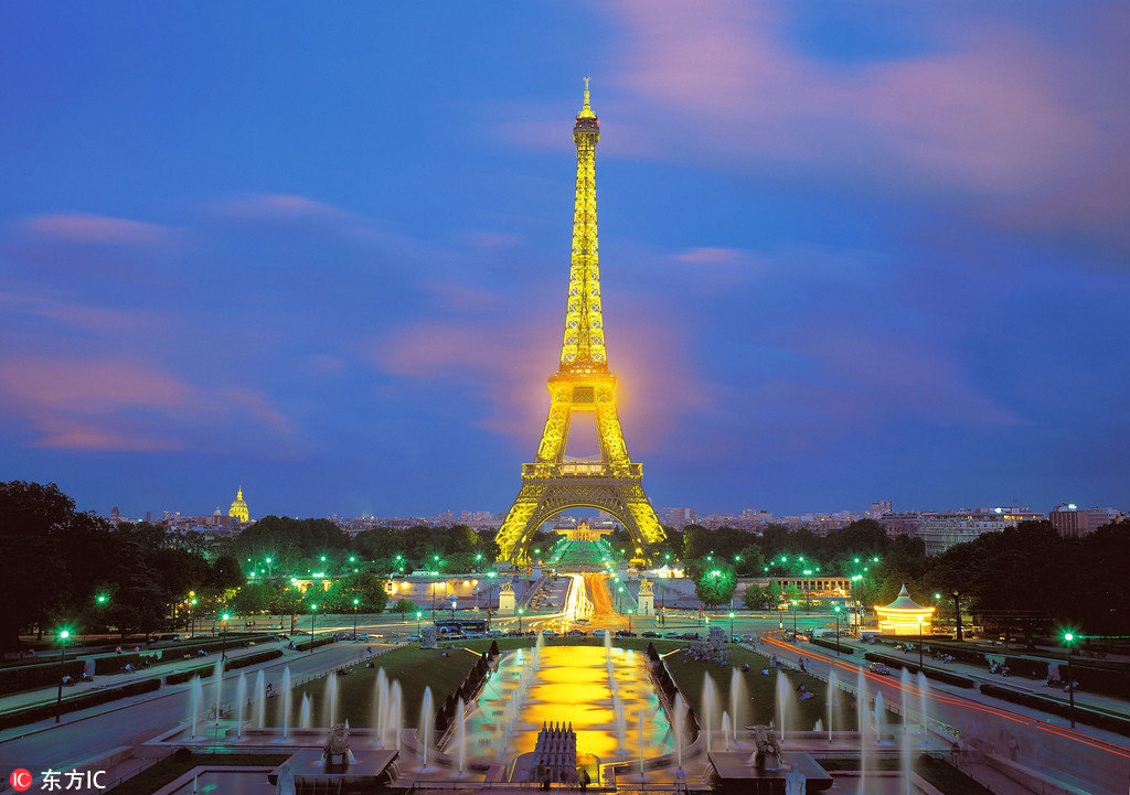 这是巴黎最高的建筑物，矗立在塞纳河南岸法国巴黎的战神广场上，是当仁不让的法国文化象征、巴黎城市地标。埃菲尔铁塔也还是一种文化传达的媒介。巴黎遇到ISIS恐怖袭击的时候，铁塔灯光变成了法国国旗的颜色，以示悼念。