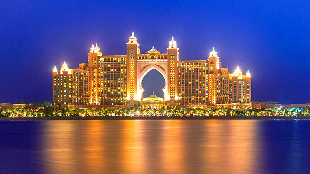 亚特兰提斯酒店（ATLANTIS THE PALM）位于迪拜最大的人工岛朱美拉棕榈岛（Palm Jumeirah）上，酒店以失落的古文明亚特兰蒂斯为名，外观似一座城堡，附设的水上乐园为中东之最，各种奢华的设施拼出这个迷幻国度。
官方网址：//www.atlantisthepalm.com/	
