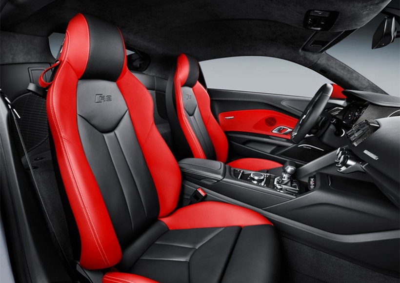内饰方面，该车在仪表盘周围使用碳纤维材料进行装饰，在座椅以及门板均采用了黑色和红色组合的Nappa真皮材质。同时，该车在迎宾踏板处标示“1/200”字样和“Audi Sport”的品牌LOGO，彰显了其特殊的身份。