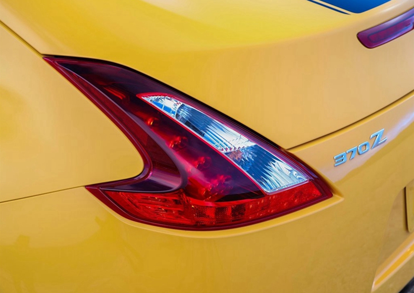 2018年式370Z在外观上延续车系的双门Coupe跑车的线条，但在头尾灯组、后保杆等细节换上新的样式，在此基础上新增贯穿引擎盖至行李厢盖的黑色线条、车侧370Z字样涂装、黑色后照镜盖，车门把手也改为深色镀铬式样，营造出鲜明运动化的视觉效果，也是与标准车型在外观上最大差异之处。