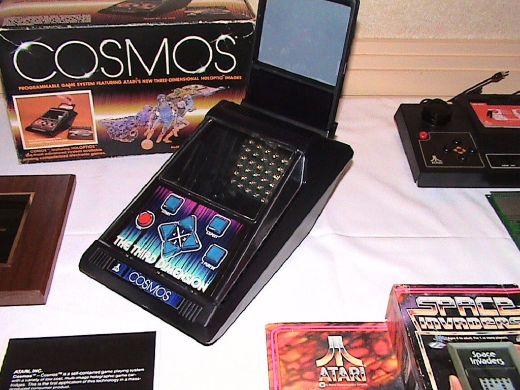 NO.2 Atari Cosmos
Atari是一家早期的游戏机厂商，其旗下的Atari Cosmos游戏机是一款红色的游戏机，屏幕上面有7*6排列的红色LED网格。Atari早在1981年就预测到未来的趋势是3D游戏，不过方向错啦。同时由于技术的限制导致游戏机的效果不好，最终无法量产。

