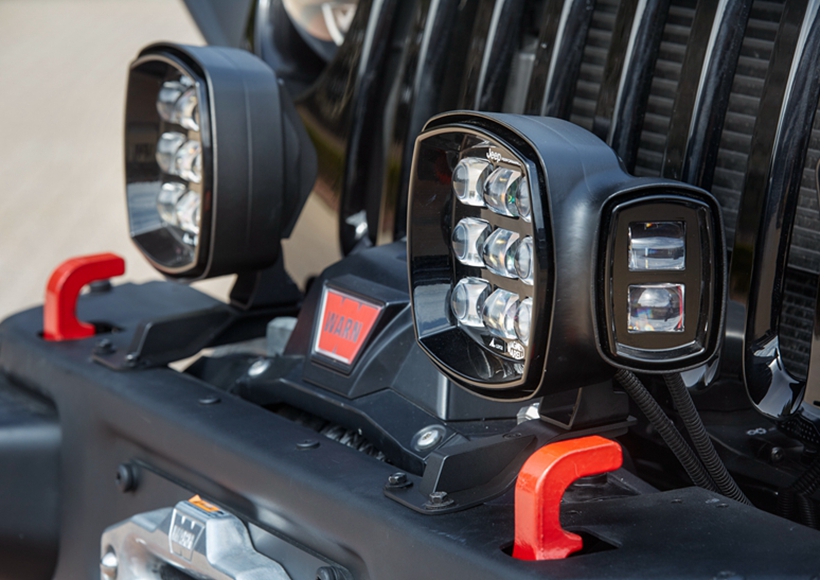可能Luminator的设计者在夜晚开车时曾饱受远光灯迫害，所以他在设计这辆车时甚至把雾灯还有刹车灯都采用了LED光源，亮瞎别人可能是Luminator的功能之一。