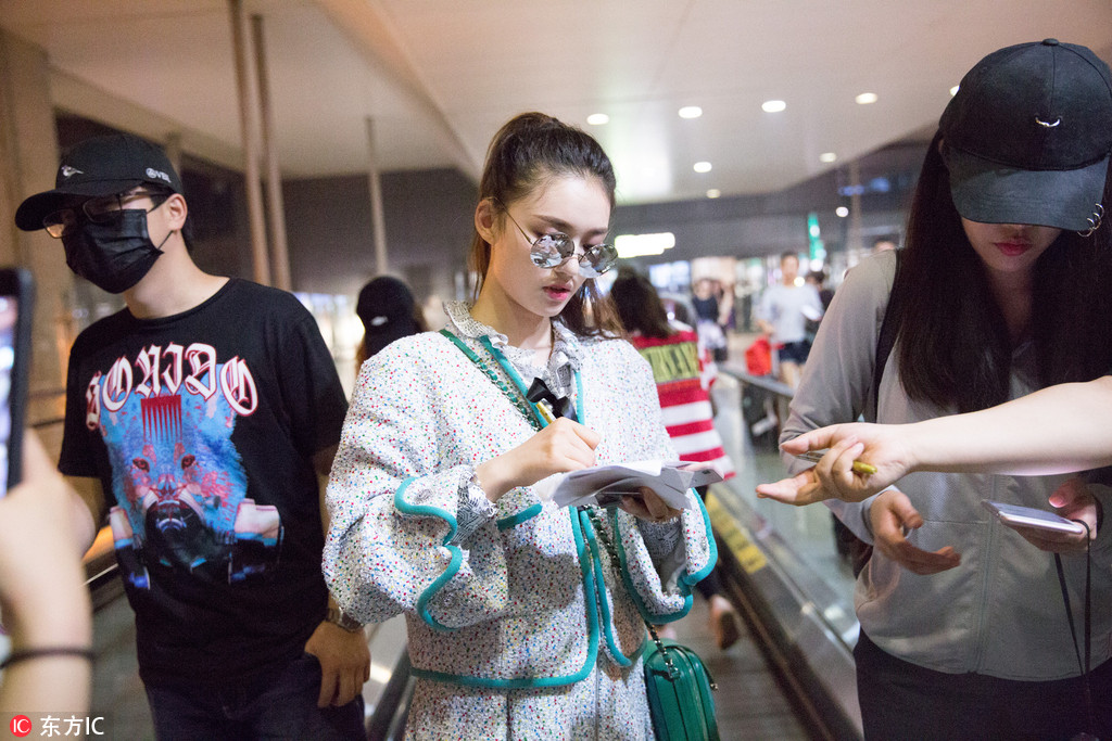 2017年6月1日，上海，林允现身机场。林允墨镜短裙秀美腿，现身后立刻获许多粉丝接机，心情大好笑对镜头，一路都在不断的为粉丝签名的她也被网友调侃：认真签名的样子真像个小学生。
