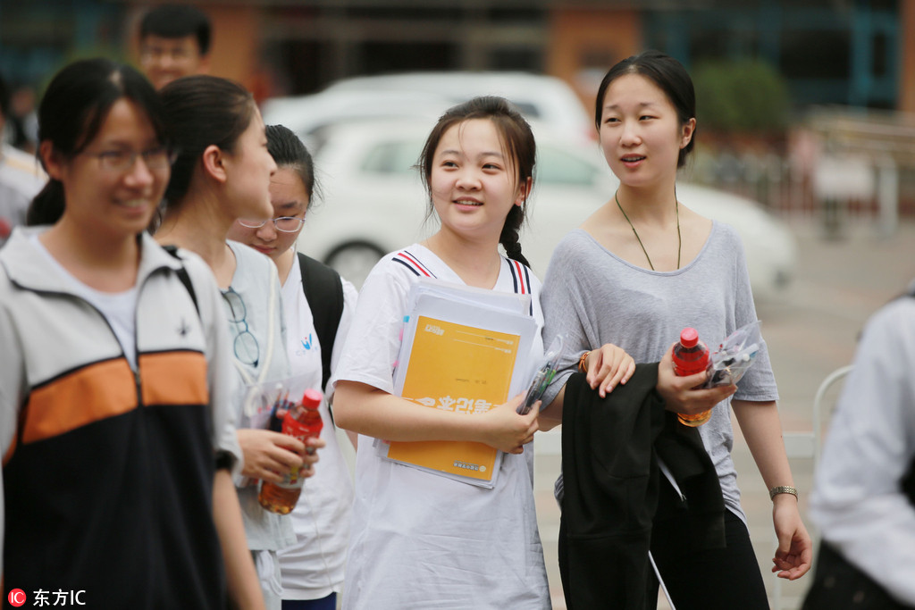2017年6月8日，北京高考第二日，林妙可走出考场。