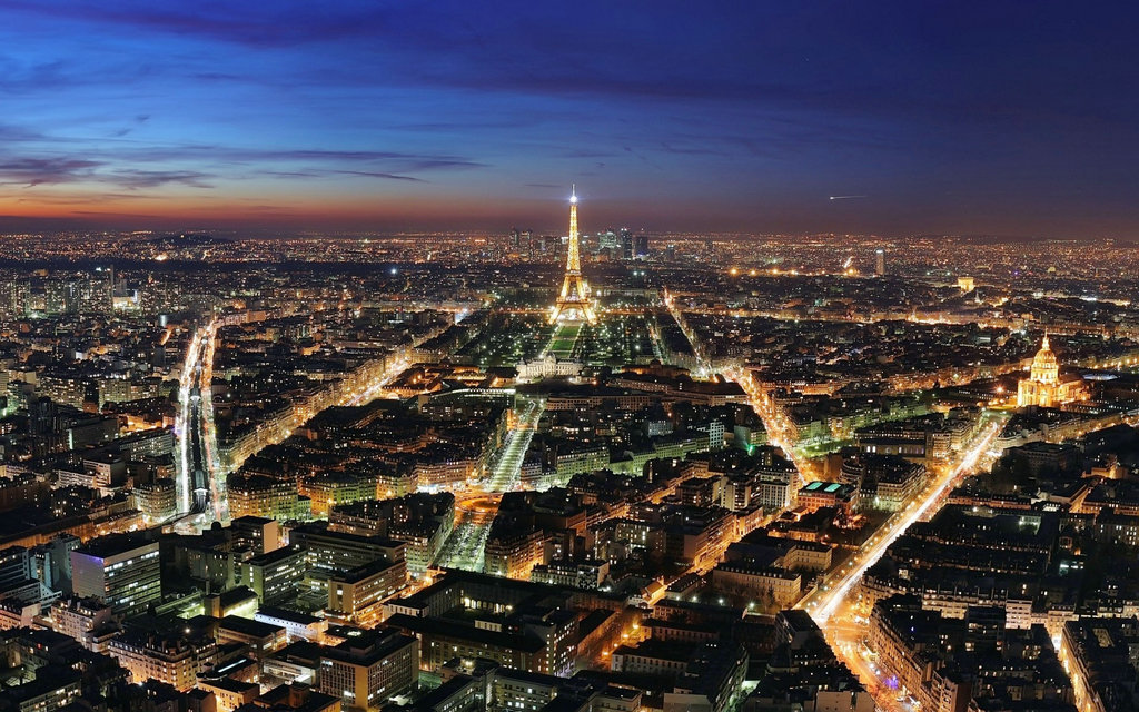 浪漫的巴黎，可以作为视觉集中点的景点简直不胜枚举，沿着巴黎塞纳河，从香榭丽舍大街一直到埃菲尔铁塔，谷歌将自家的虚拟现实技术作为产品开发的杀手锏。一路走来，浓郁的时尚风情扑面而来。