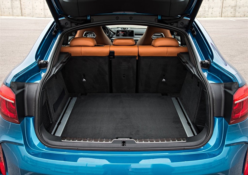 在车型侧面，2016款宝马X6 M车型使用了空气动力学性能更佳的侧裙。该全新车型将拥有四排气尾喉，十分霸气。