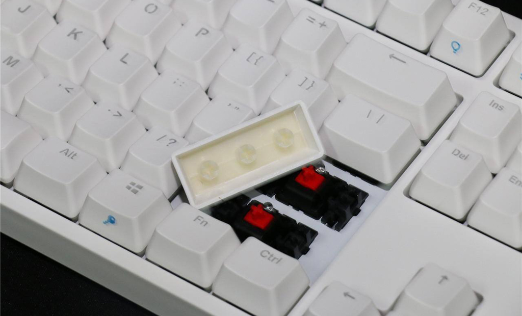 NO.2 IKBC F108机械键盘
纯白色的外形设计，美感十足，这就是IKBC F108机械键盘，也叫做时光机。整个键盘有60按键，每个按键代表1秒，每秒点亮一个按键，时间就可以在我们的指尖流逝。此键盘采用德国原厂cherry轴，切换手感很棒。一共9种灯光效果，可以满足玩家在游戏过程中的切换使用。
参考价格：499元
