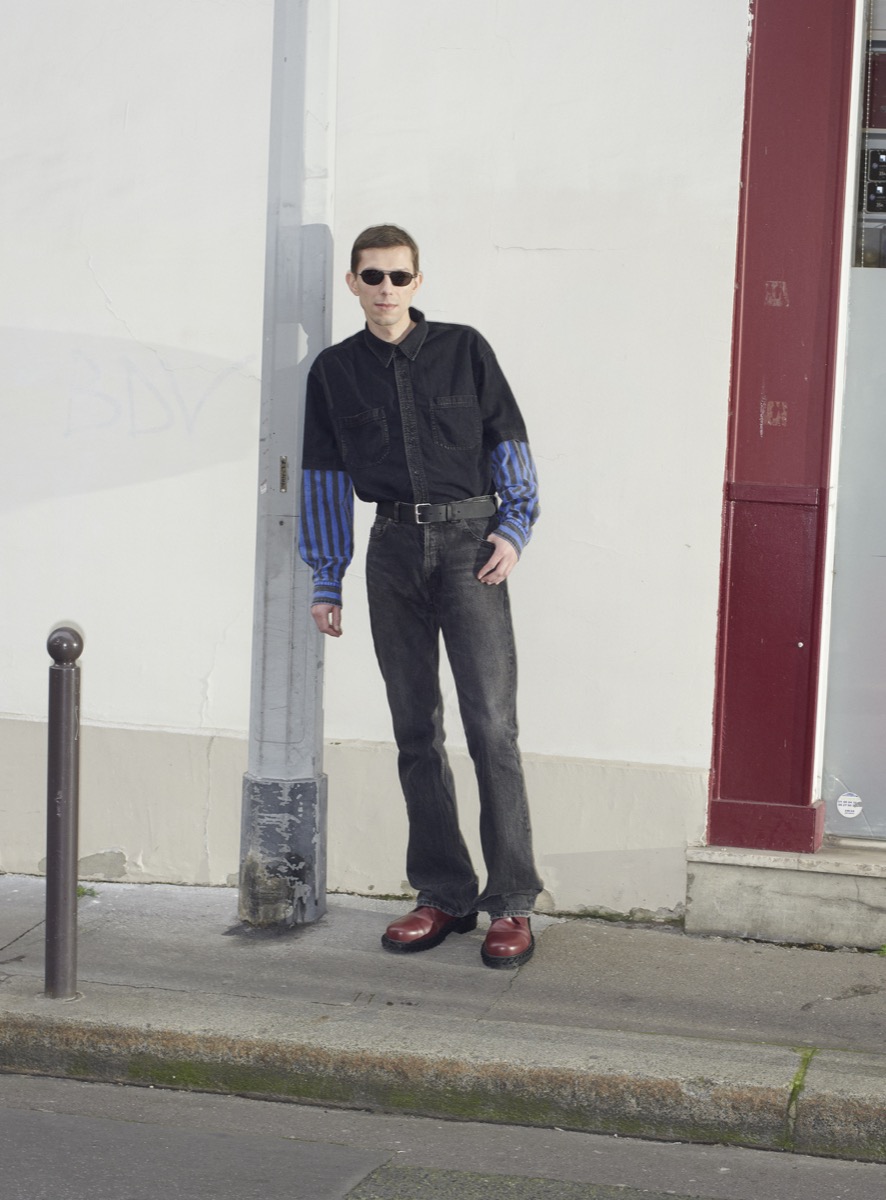 Balenciaga 巴黎世家推出2018早秋男装系列，通过对人物的细致观察，捕捉一系列行
走在巴黎街头的男士特性。这季的设计延续春夏女装系列后进一步深入主题，衔接和
融合了原型服饰深度解构极具辨识度的衣着，轻松打造出男性日常装扮衣橱。融入一
衣两穿的巧妙设计，例如对方格衬衫采用错视处理手法，把两件 T 恤拼接相连，乍一
看好像批了一条围巾。普通与独特，时尚与实用之间的双向对话强调了 Balenciaga 巴
黎世家优先考虑穿着者的个性彰显。