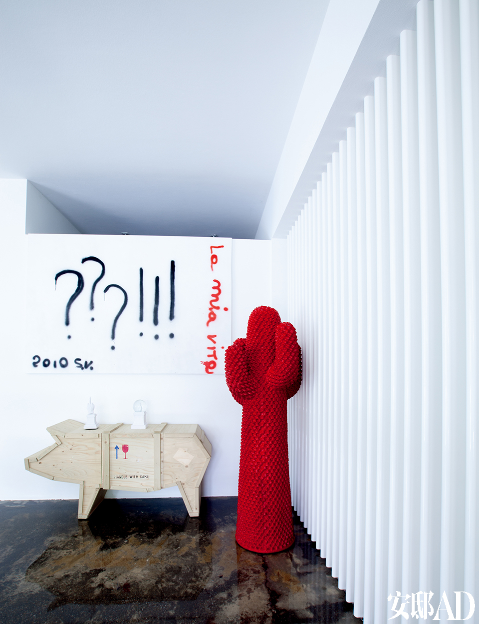 Rossocactus的红色衣架是Drocco/
Mello在2010年设计的作品。Sendig Animals的移动储物柜来自Seletti。墙上的画作《我的生活》是Sandra Vezza在2010年创作的。
