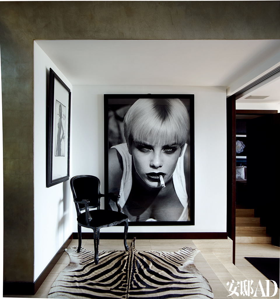 走廊中的大幅黑白摄影作品来自法国摄影师 Bettina Rheims。