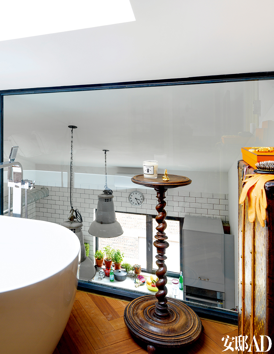 从阁楼卧室的浴缸一角望下去，可以看见厨房和远处窗外的景色。