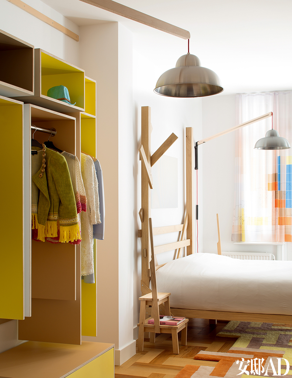 儿童房的壁橱、儿童床、床头柜矮凳、丝质地毯都是Studio Makkink & Bey为空间特别定制的。吊灯由伦敦设计工作室Studioilse设计。