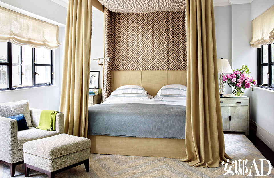 主卧室中，亚麻布的床围面料来自Great Plains，床四周的帷幔和窗帘的亚麻面料均由David Hicks为Groundworks设计，床罩的泰丝面料来自Jim Thompson，定制的绿色床边柜来自Garrison Rousseau。