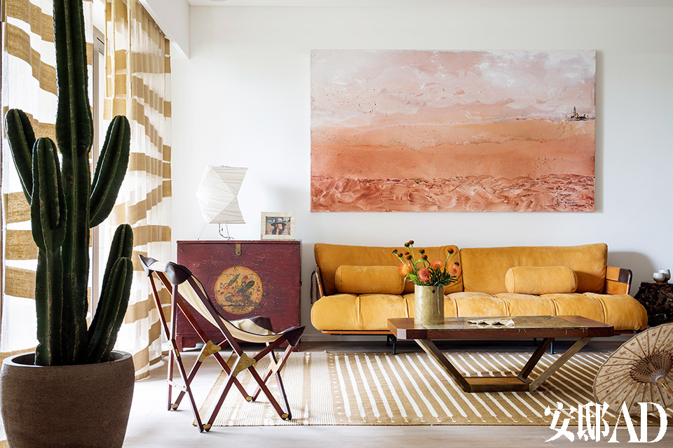 这个家围绕着“沙漠”主题进行演绎。客厅挂 着的法国画家Christian de Laubadere作品，粉红色的画面，若有似无地能看见远处卷起的一场沙漠风暴，坐在客厅里却反而心觉宁静而安全。